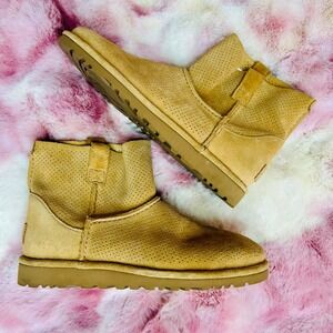 UGG Classic Unlined Mini Perf Tan Suede Ankle Boots 1016852 Size 7 Womens